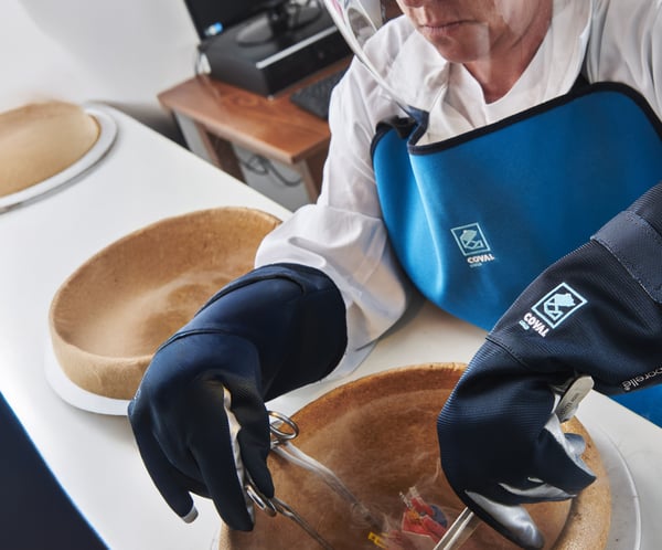 Quels sont les risques lies a la manipulation de liquides cryogéniques et comment se protéger